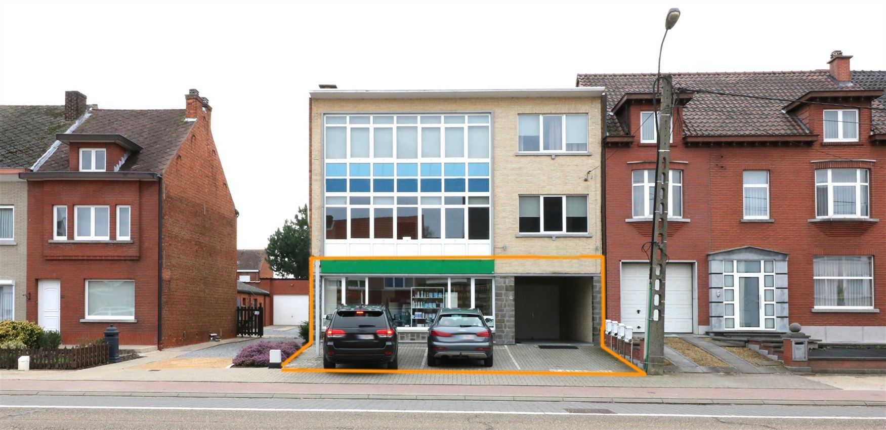 Ruim handelspand met groto visibiliteit en parkeermogelijkheden voor de deur foto {{pictureIndex}}