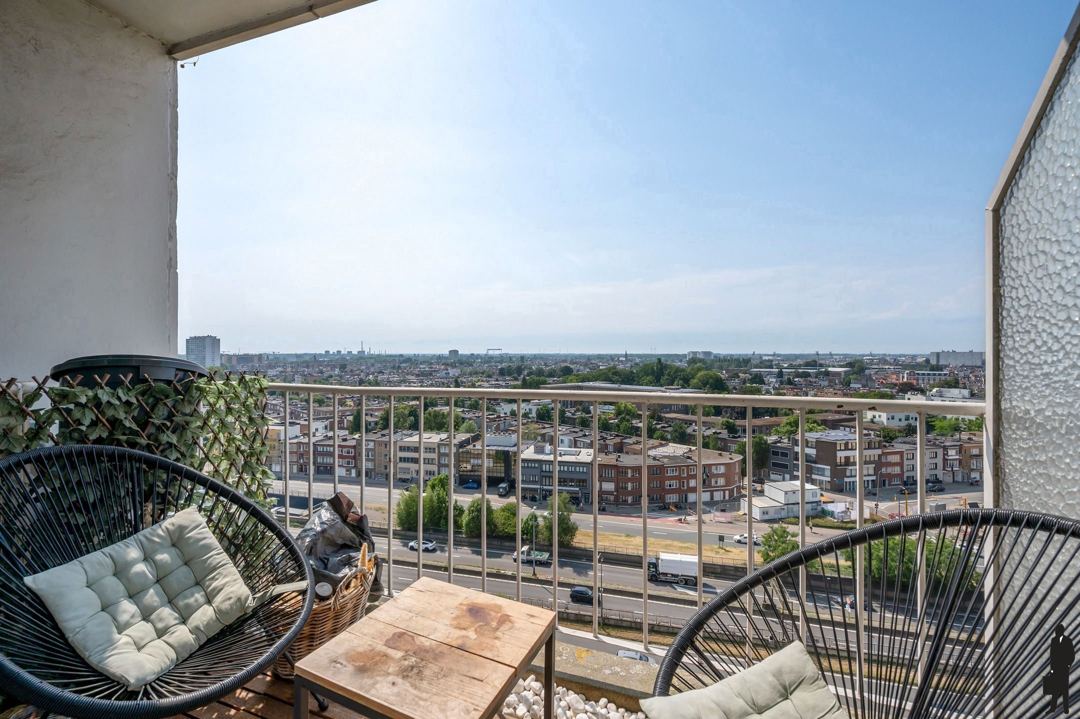 Gerenoveerd 2 slaapkamer appartement met loft-feeling, panoramisch uitzicht en vlakbij de stad!  foto 9