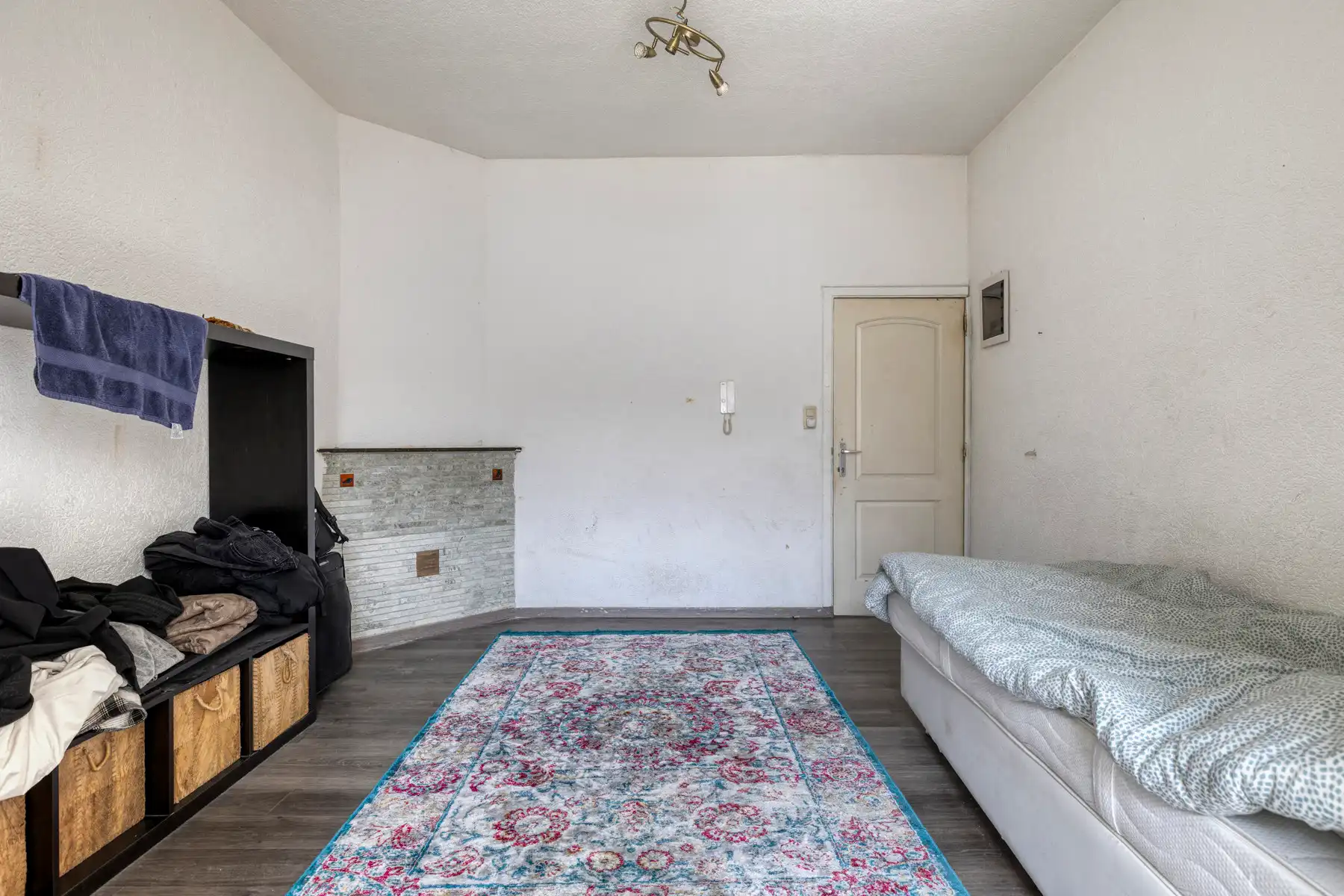 Woning met ruim magazijn en bureelruimte. foto 8