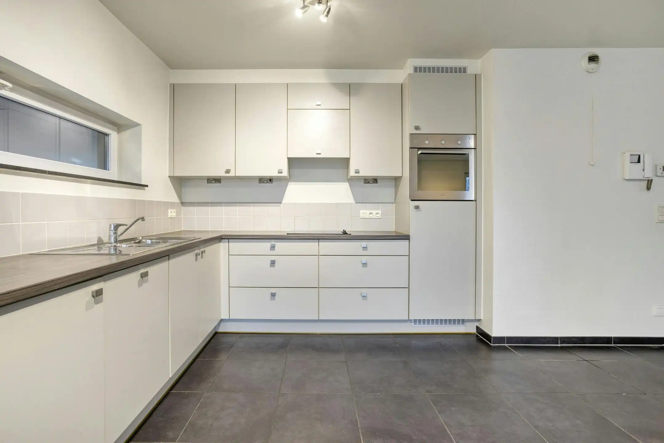 Lichtrijk 2-slaapkamer appartement in centrum Roeselare foto 7