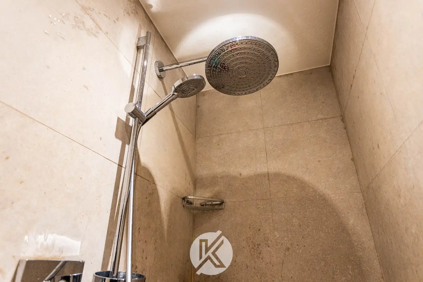 Solide halfopen gezinswoning nabij centrum foto 17