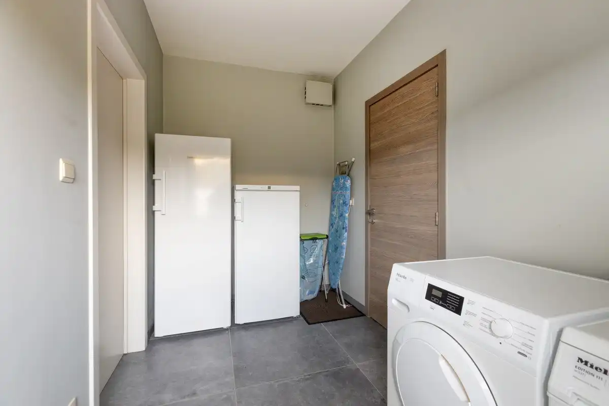 Instapklare villa met 3 slaapkamers, grote bureelkamer en garages foto 18