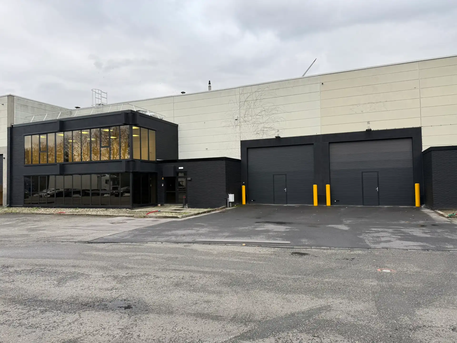 Strategisch gelegen magazijn in de Haven van Antwerpen foto {{pictureIndex}}