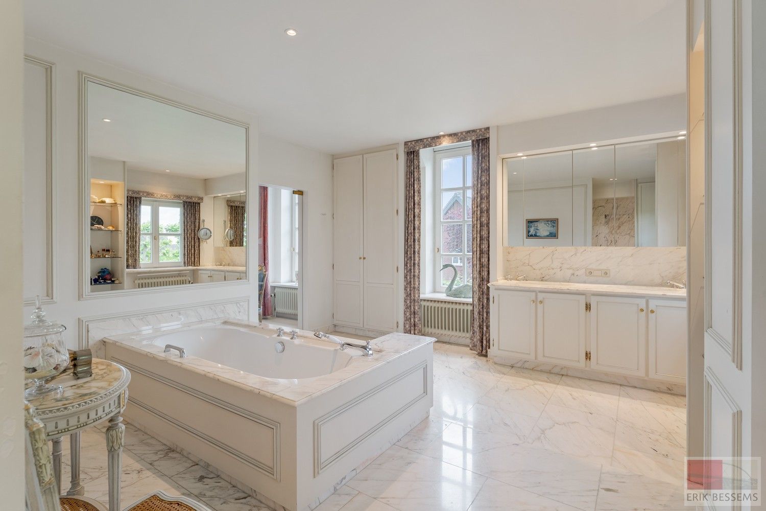 Prachtige vrijstaande villa met Franse allure, gelegen op een royaal perceel van 1.211 m², biedt een riante woonoppervlakte van 309 m² foto 25