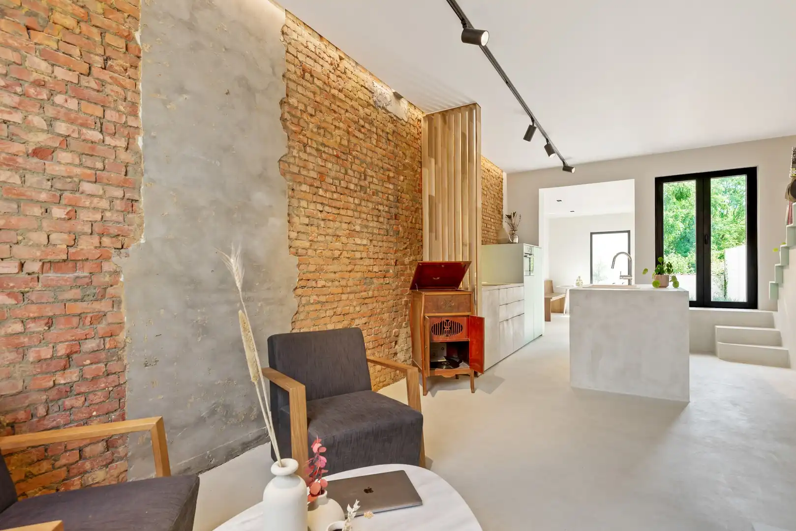 Prachtig gerenoveerde woning met gezellige en zonnige buitenruimte in rustige eenrichtingsstraat foto 6