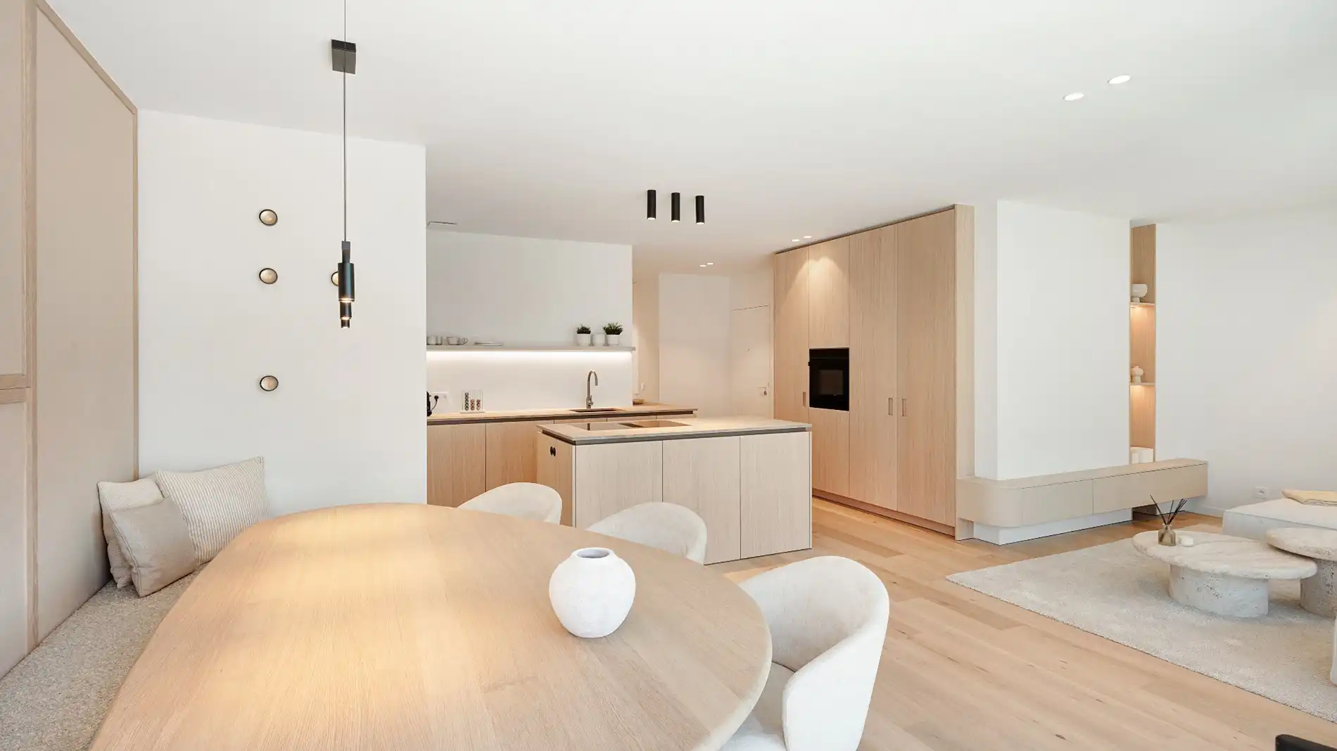 Nieuw appartement gelegen aan de zuidkant van het vernieuwde Burg. Fr. Desmidtplein. Gevelbreedte van ca. 8 meter. foto {{pictureIndex}}