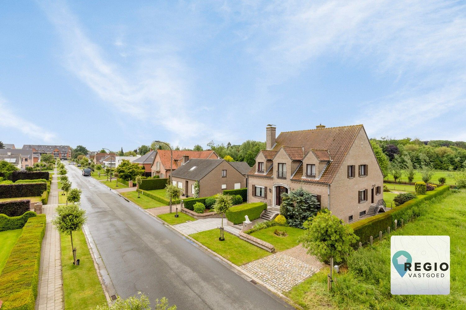 Statige Villa te Maldegem, Uitzonderlijk op ieder niveau. foto {{pictureIndex}}