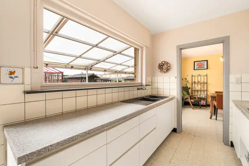 Roeselare, Robuuste hoekwoning is toffe wijk &nbsp;met 4 slpks, zonnige tuin en overdekt terras op 267 m² foto 8