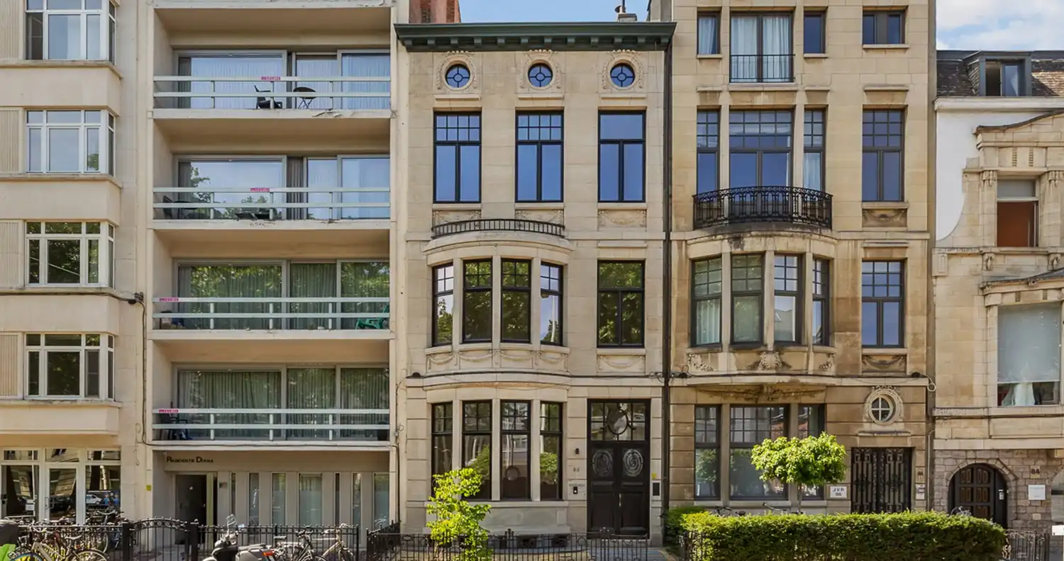 Prestigieuze en totaalgerenoveerde herenwoning. foto {{pictureIndex}}