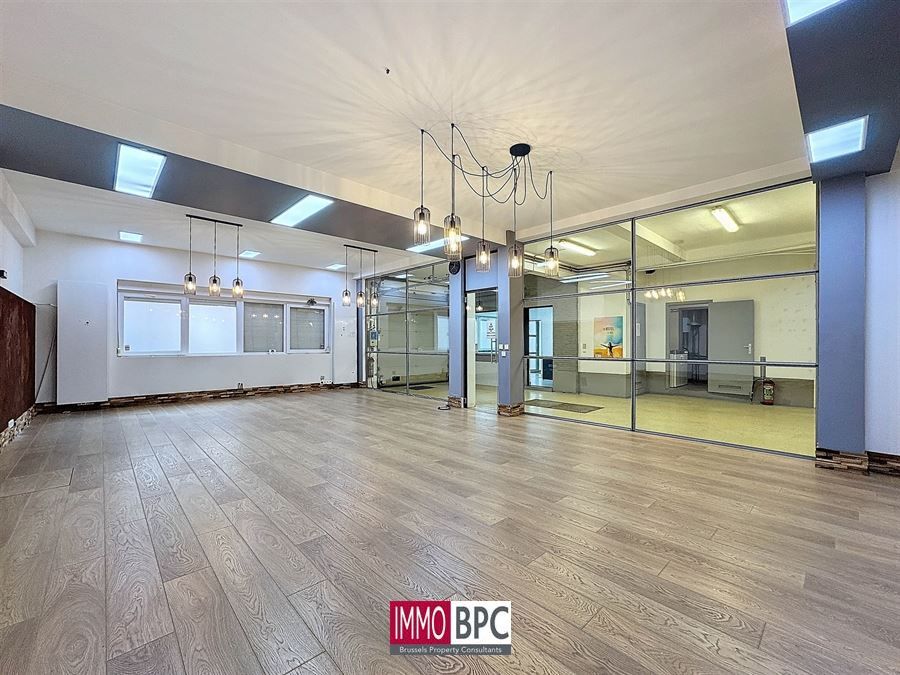 Magazijn met Showroom en Bureau foto {{pictureIndex}}