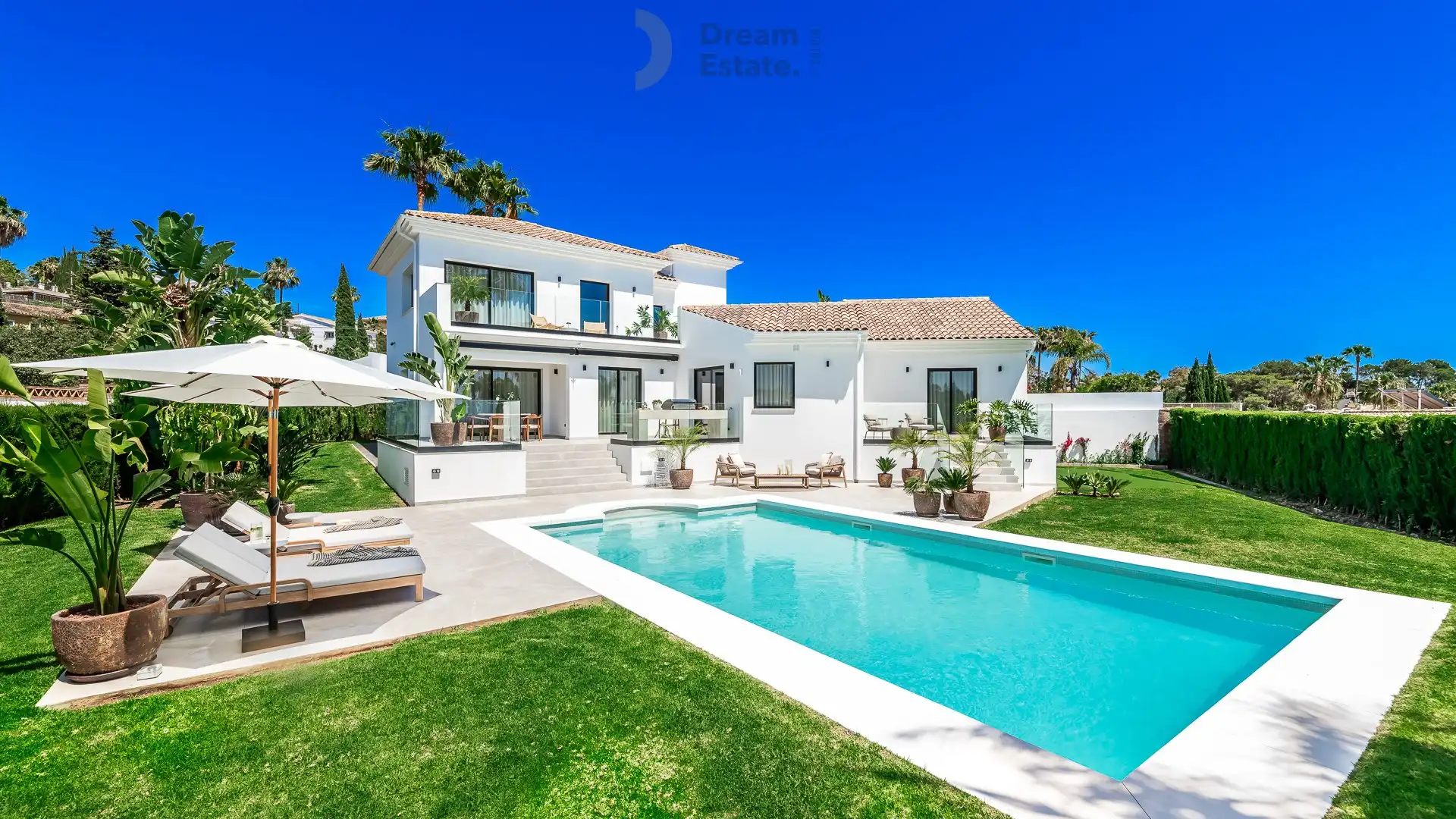 Luxueuze villa in gesloten gemeenschap te El Rosario, Marbella foto {{pictureIndex}}