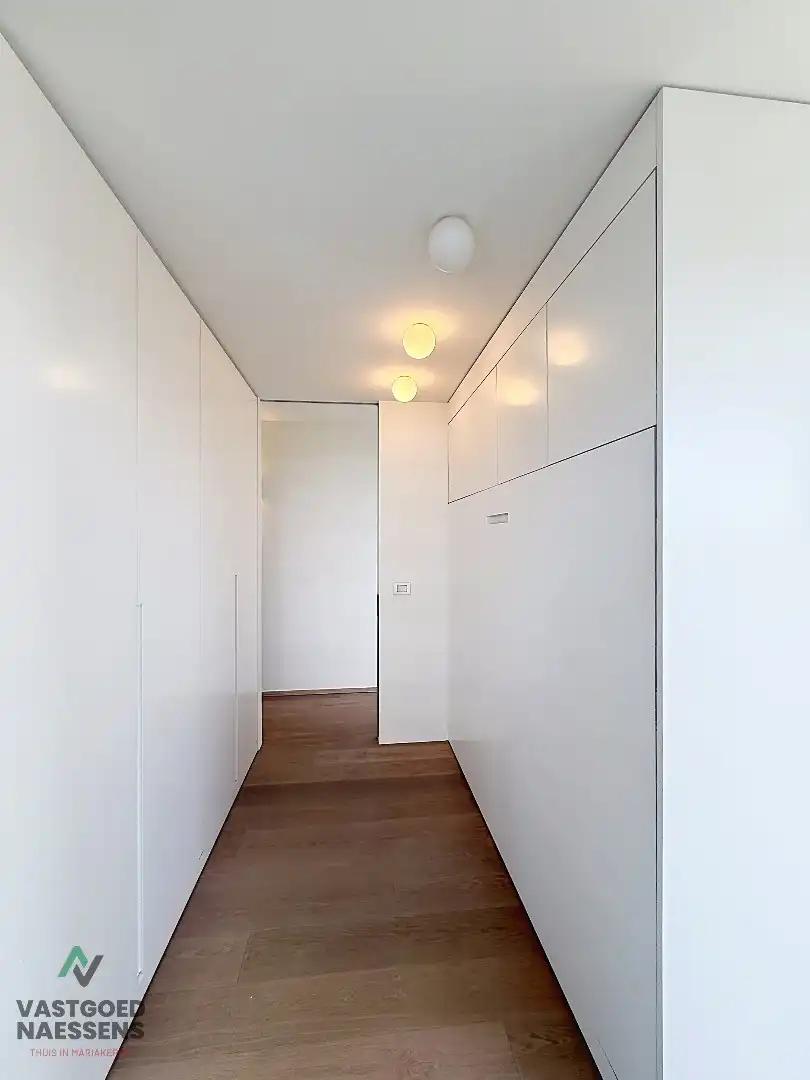 SCHITTEREND VERNIEUWD HOEKAPPARTEMENT – 2 SLPK – TERRASSEN – ZEEZICHT EN ZICHT OP GOLF foto 19