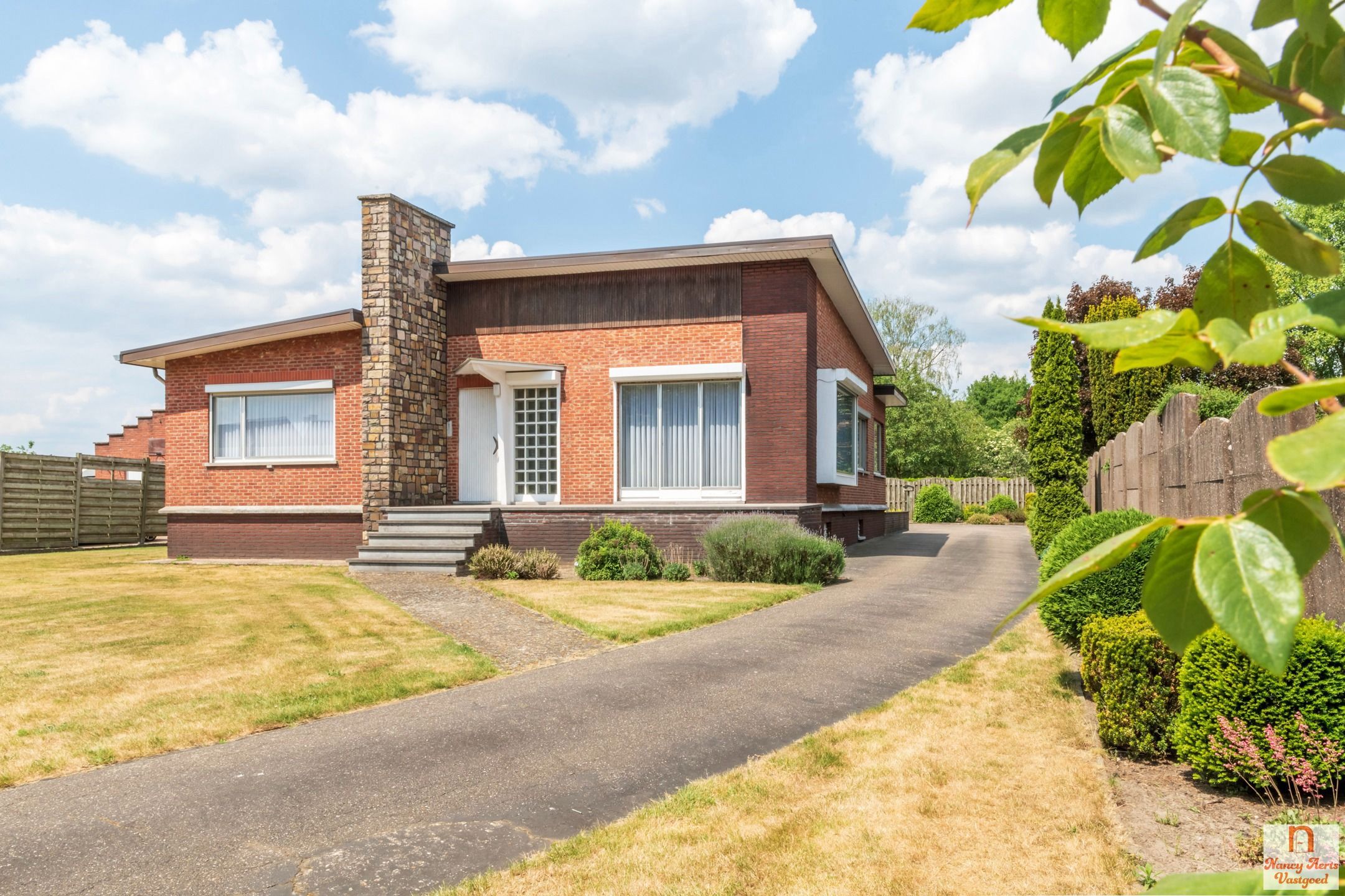 Hoofdfoto van de publicatie: Vrijstaande, goed onderhouden woning op 20 are grond