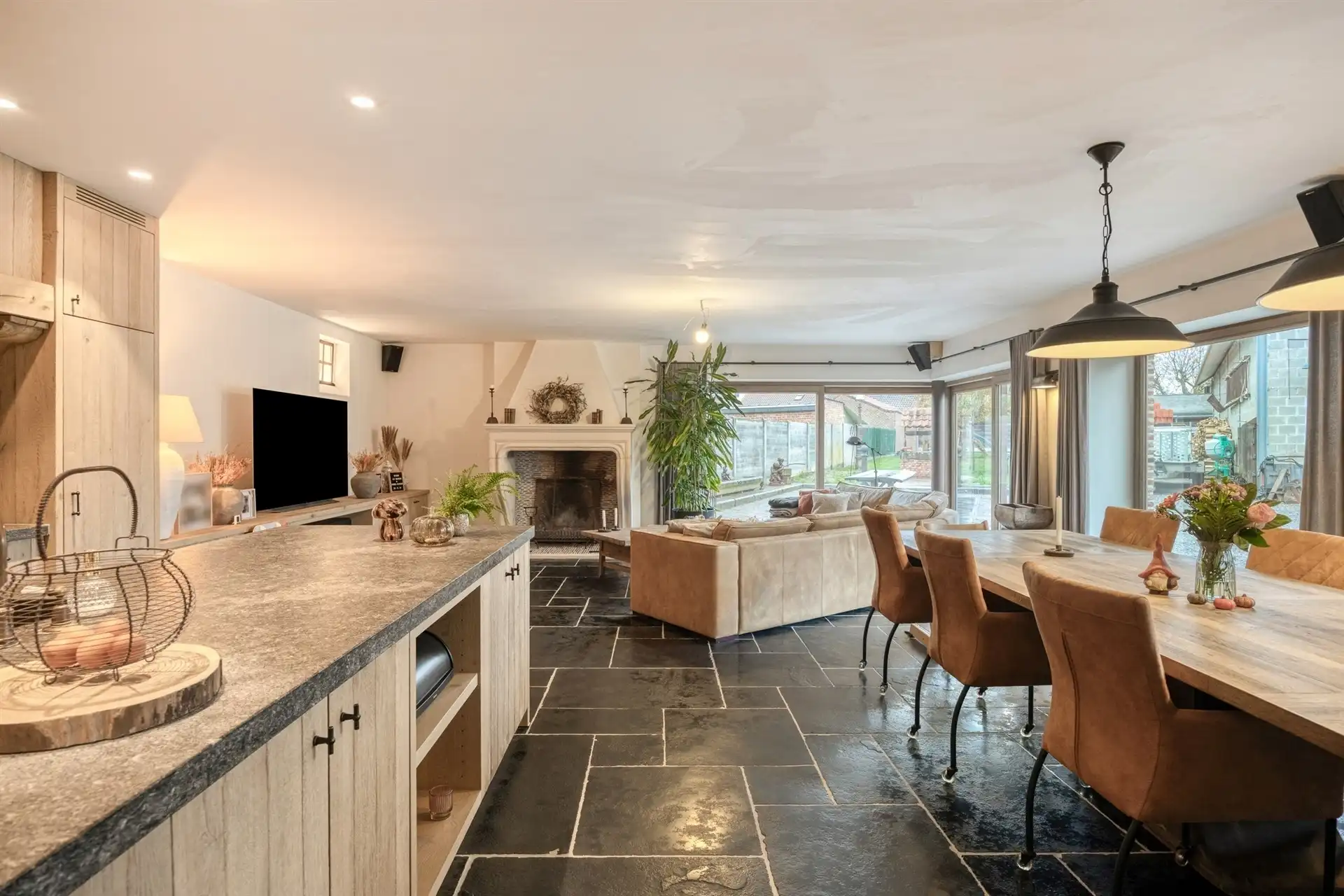 Volledige gerenoveerde woning met loods foto 5