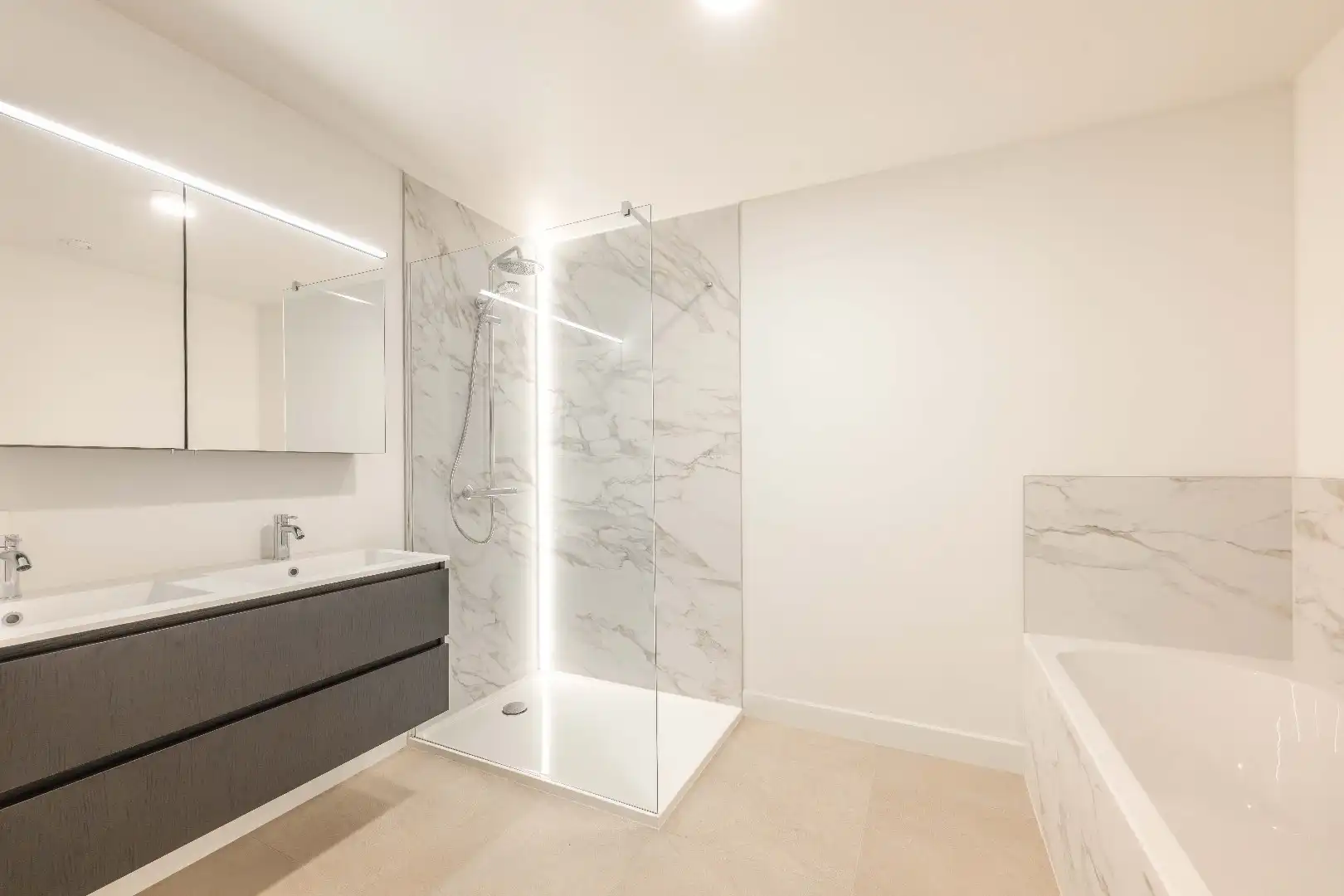 VOLLEDIG GERENOVEERDE WONING OP TOPLOCATIE IN KOOLSKAMP foto 8