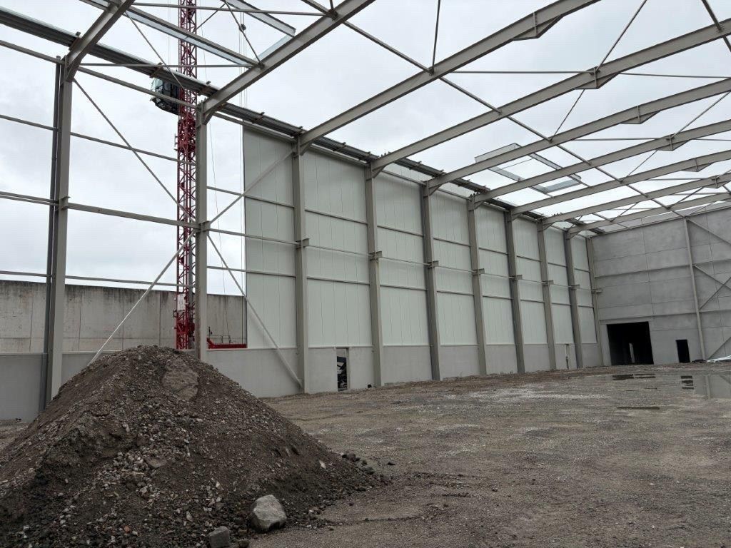 Logistieke bedrijfshal - 2765 m² - met 350 m² kantoren. Superligging! foto {{pictureIndex}}