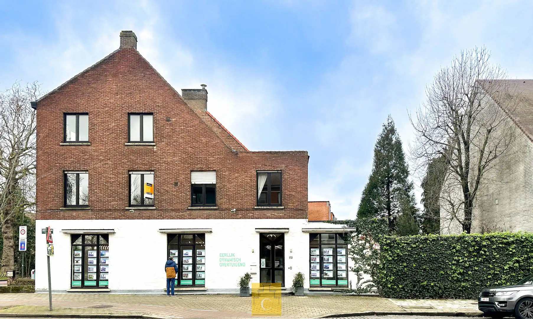 karaktervol handelspand met woonst en parking voor 2 wagens op toplocatie in Brugge (Kristus Koning) foto {{pictureIndex}}