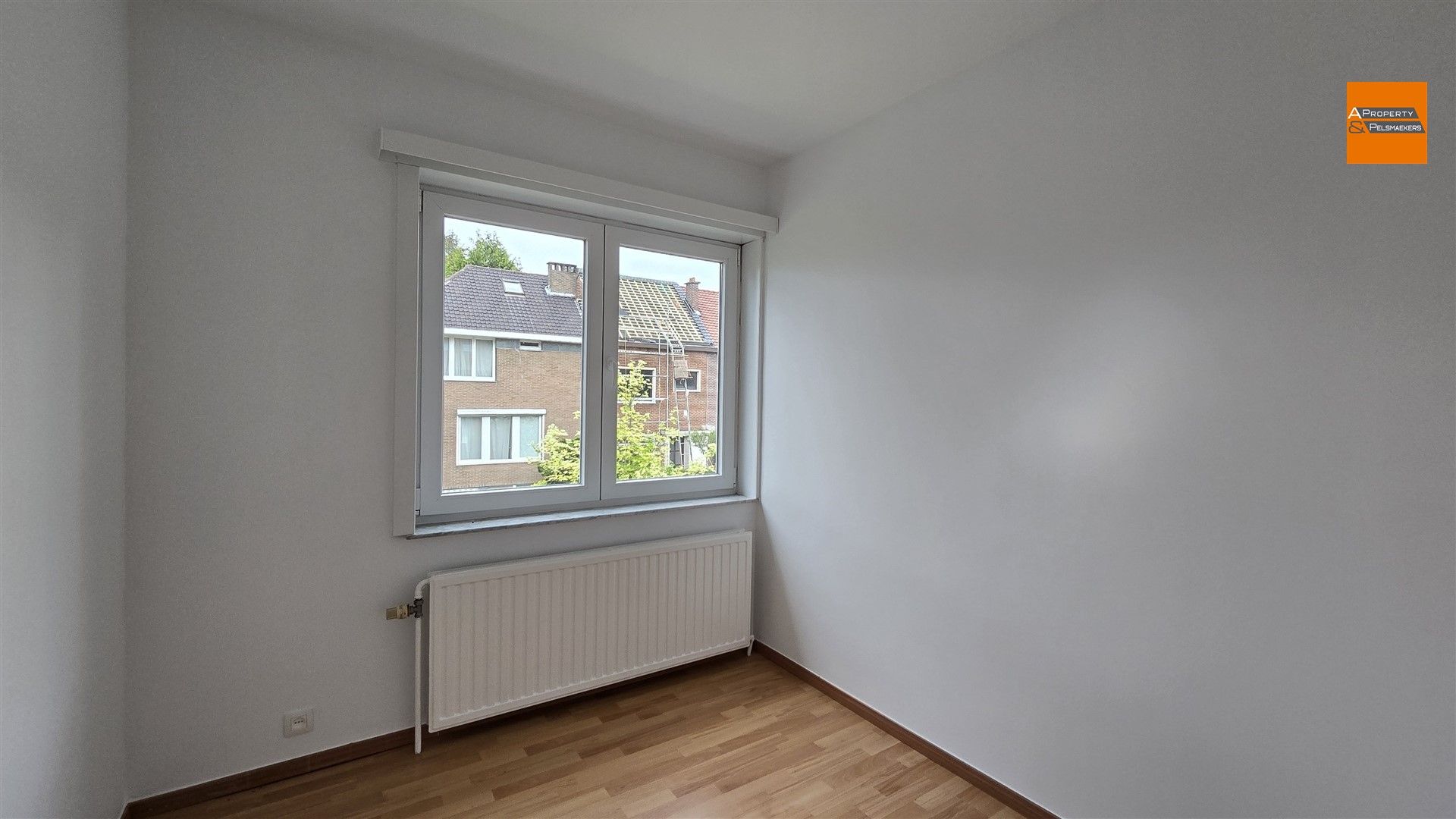 Volledig gerenoveerde woning met 4 slaapkamers en zonnige tuin in rustige wijk foto 14