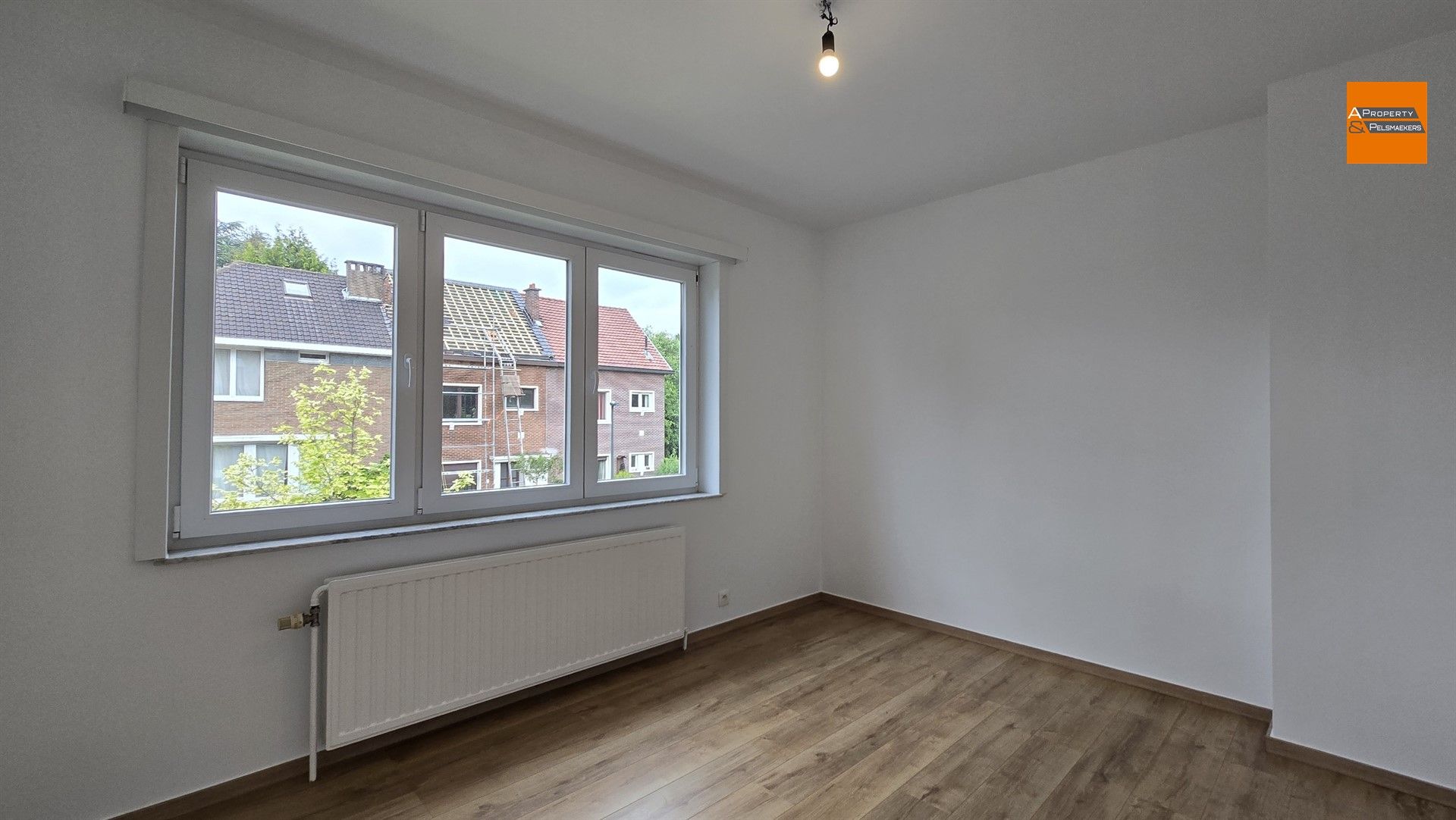 Volledig gerenoveerde woning met 4 slaapkamers en zonnige tuin in rustige wijk foto 14