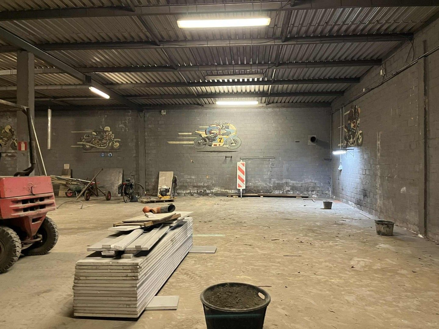 Ruime loods van 371 m²  - vlotte verbinding naar de invalswegen foto 2