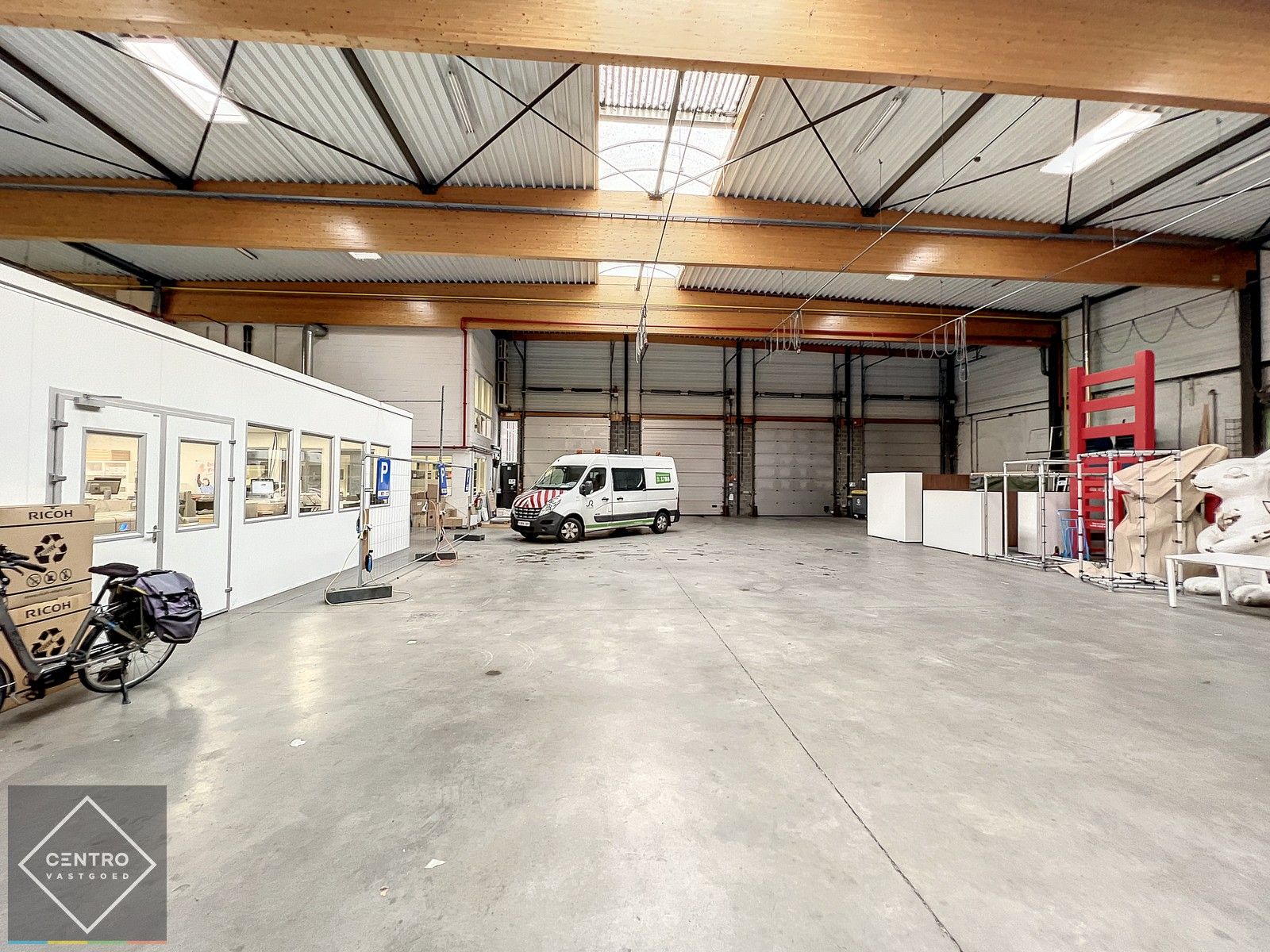 Instapklare burelen/showroom (± 1.400 m²) + opslagplaats  ( ± 2.700m²) met 4 sectionale poorten en VH van 7m te ROESELARE ! foto 5