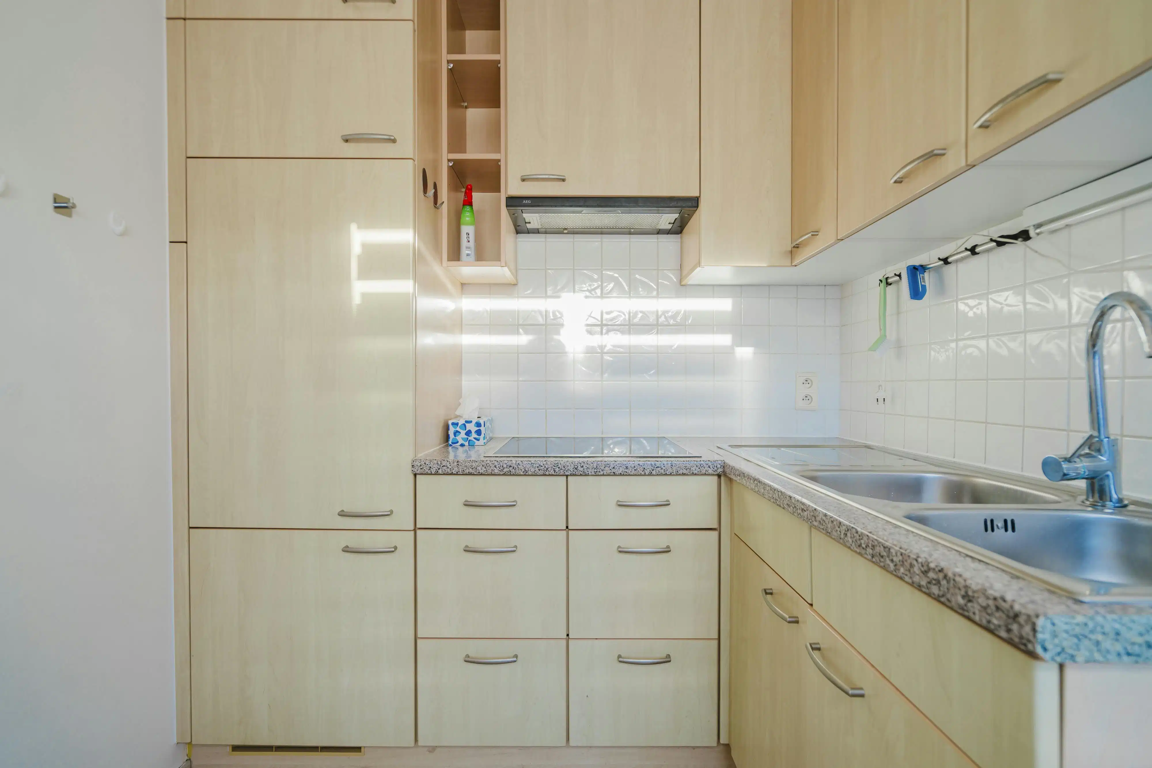 Opbrengsteigendom bestaande uit 12 garages, huis en appartement foto 7