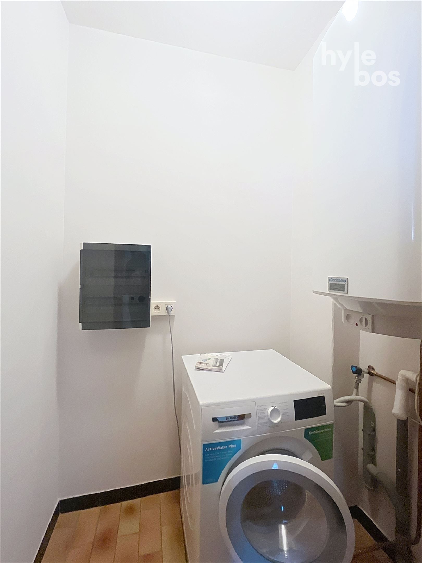 Centraal gelegen, ruim 3 slaapkamer appartement foto 9