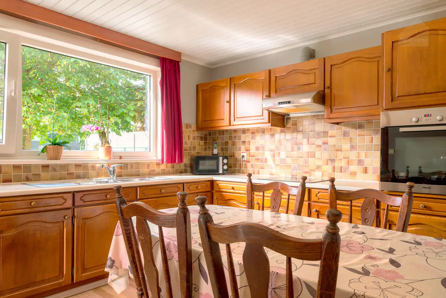 Charmante woning met 6 slaapkamers, garage en gezellige tuin op 695 m² foto 4