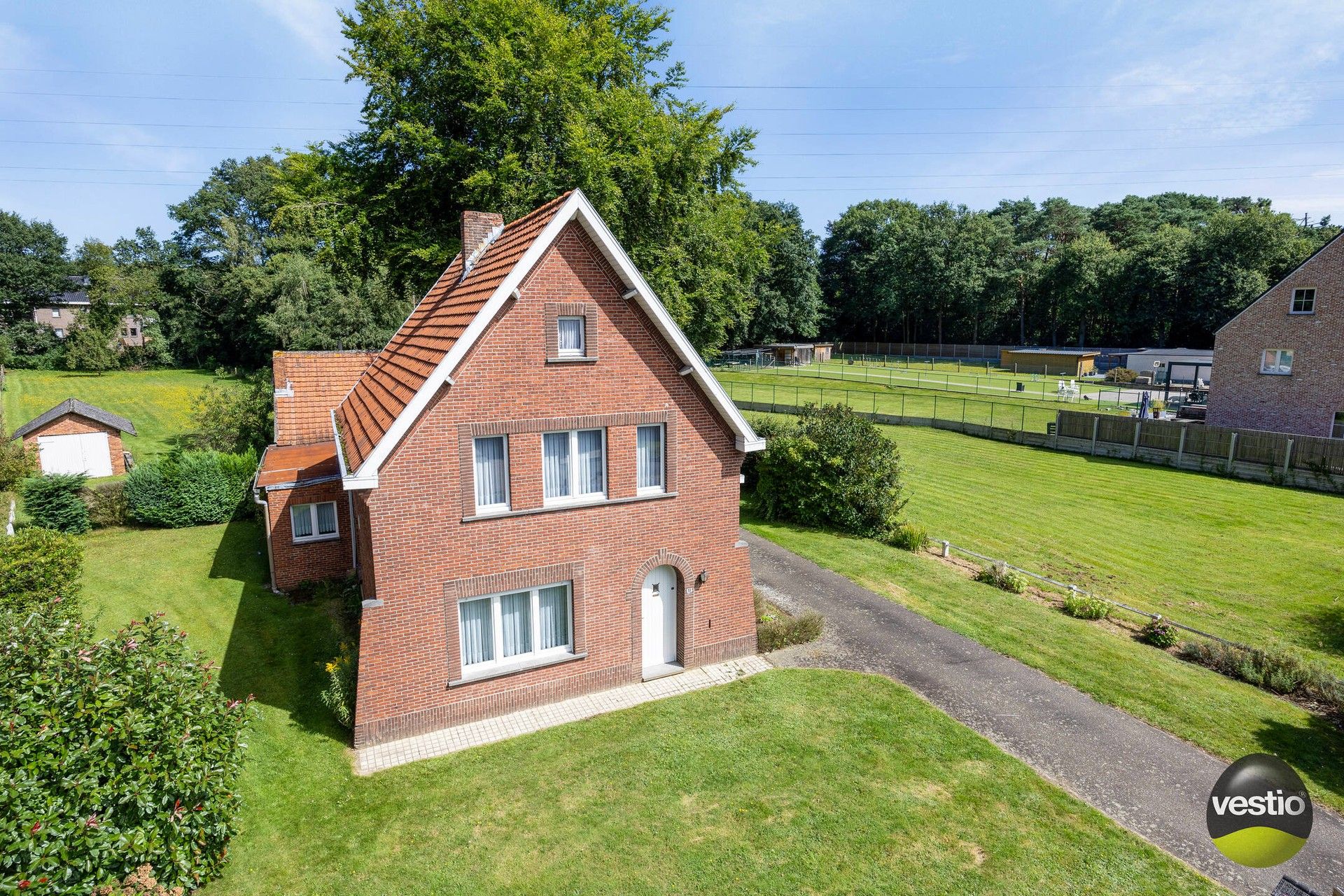 Charmante woning met drie slaapkamers op riant perceel van 21a 8ca te Houthalen-Helchteren foto 2