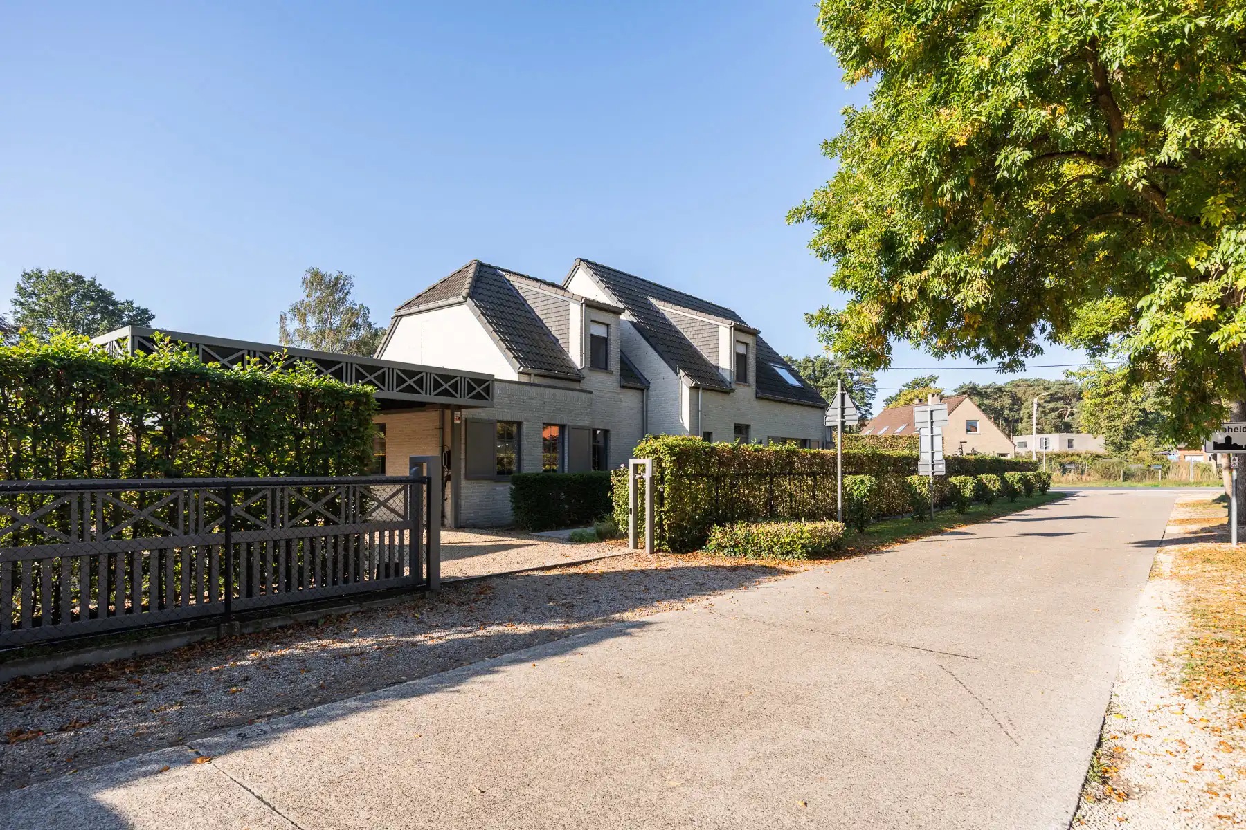 Exclusieve open bebouwing met zwembad te Bonheiden foto {{pictureIndex}}