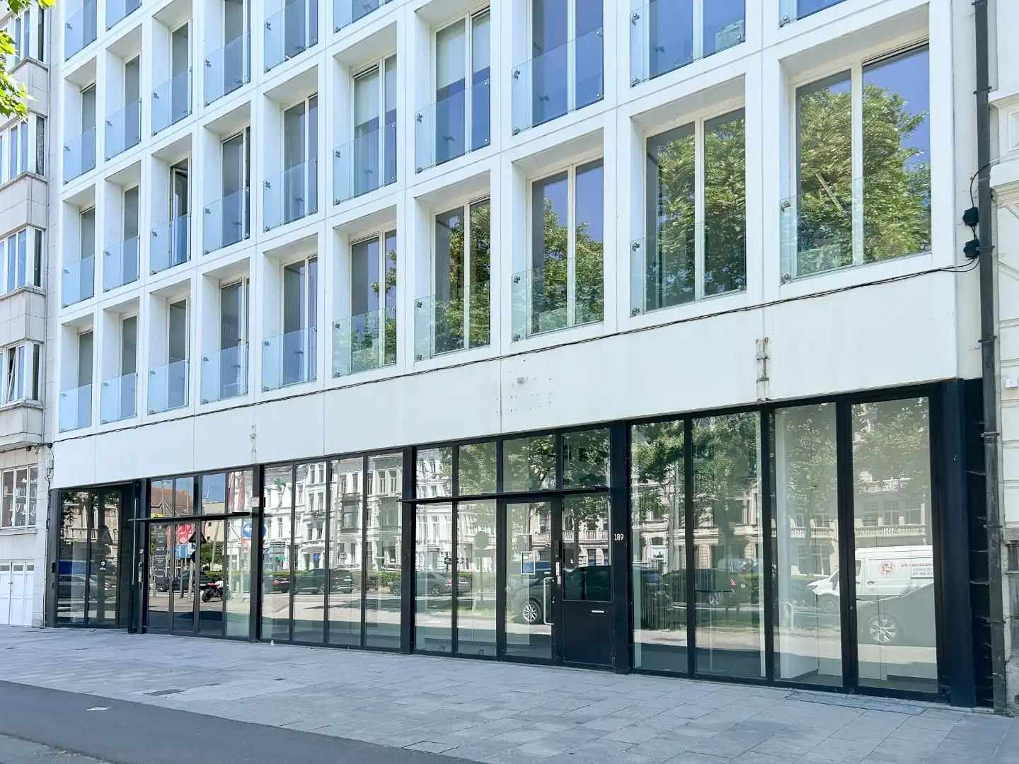 Handelsgelijkvloers met parking op de Leien  foto 2