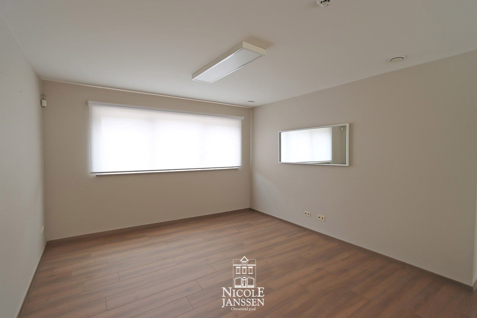 Instapklaar appartement met twee slaapkamers, tuintje en carport foto 2