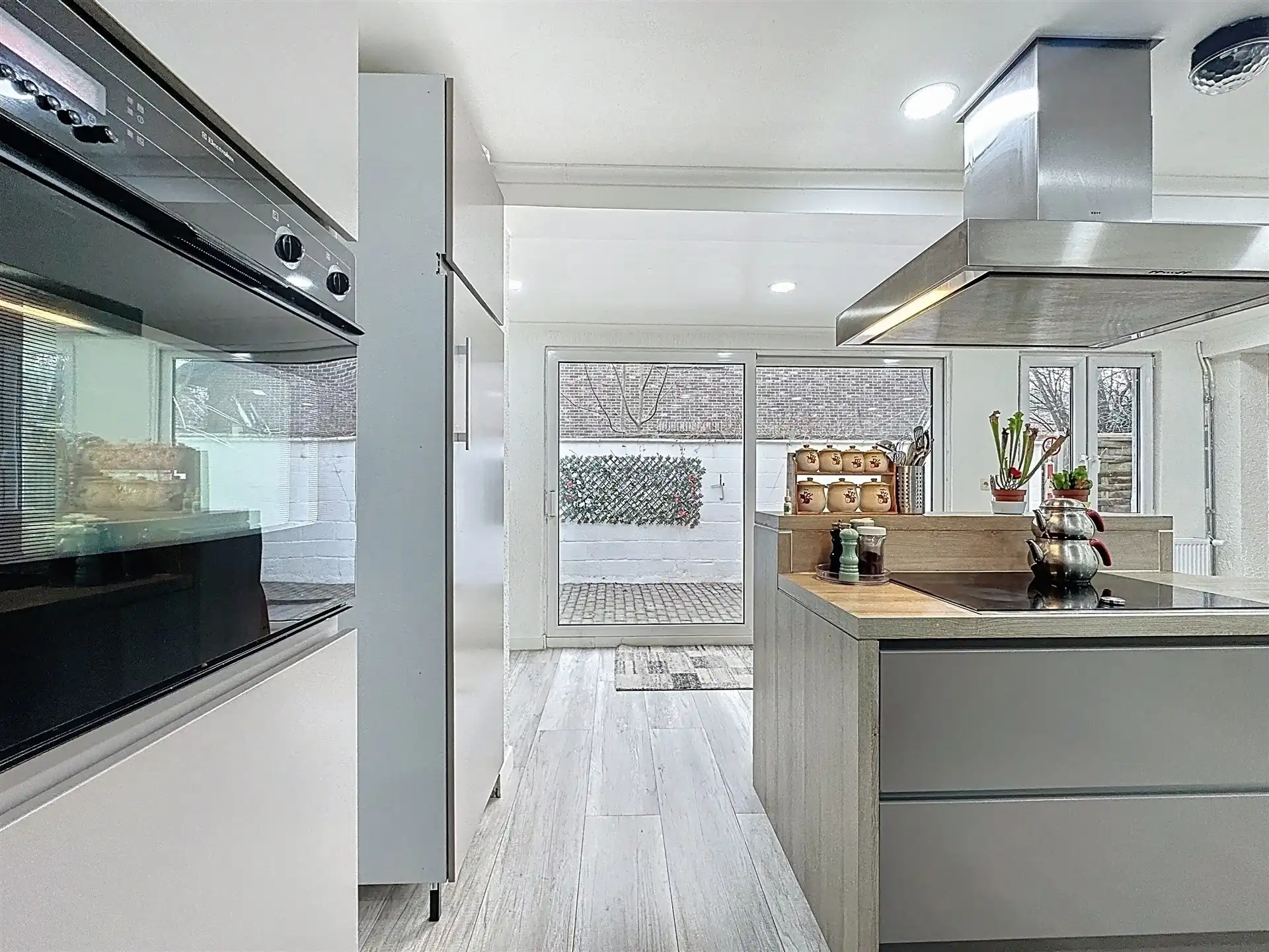 Ruime gezinswoning met 4 slaapkamers en 3 badkamers op perceel van 646m²! foto 3