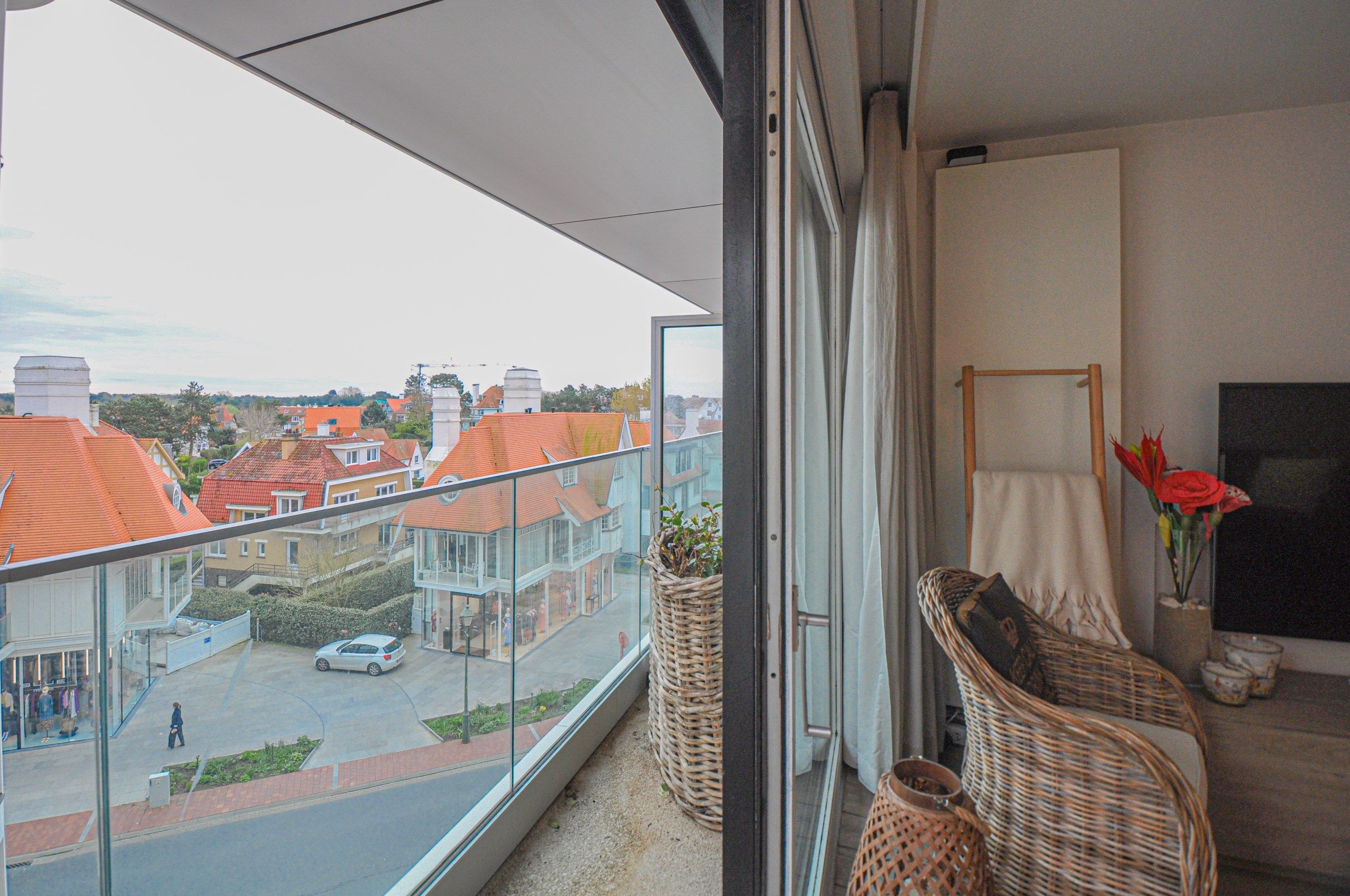 Drie slaapkamer appartement met een open zicht gelegen nabij het Driehoeksplein.  foto 1