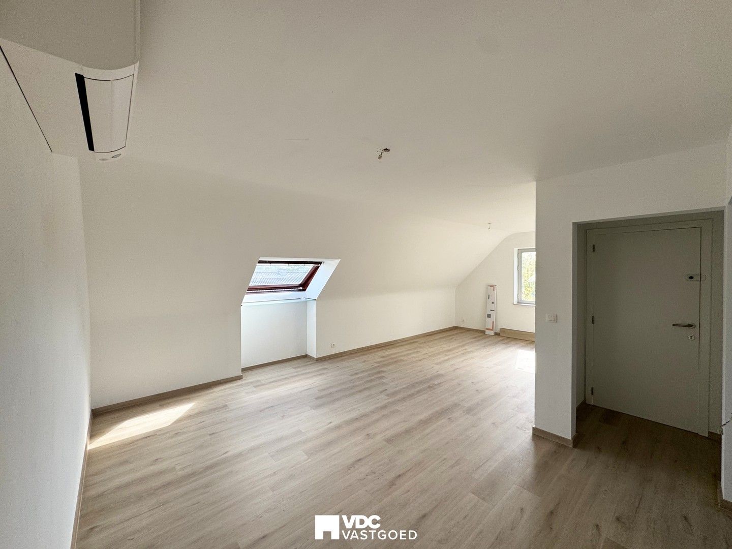 Volledig gerenoveerd appartement met 2 slaapkamers, garage en tuintje foto 2