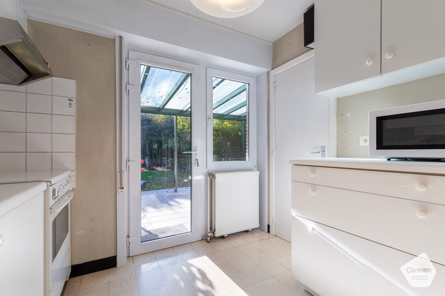 Door groen omgeven te renoveren woning met 4 slaapkamers & garage te Sint-Michiels foto 4