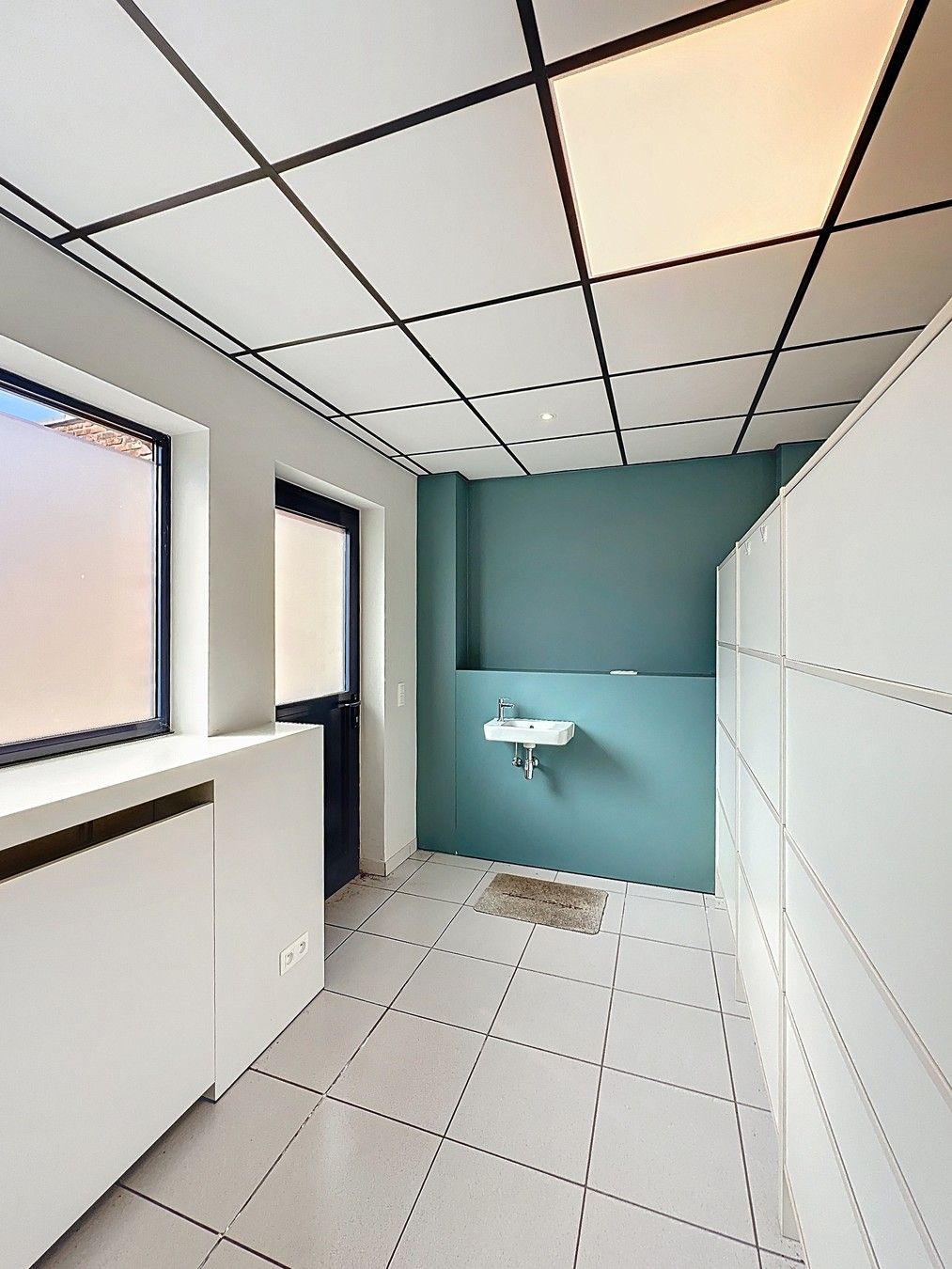KANTOORGEBOUW (124 m²) met MAGAZIJNEN (630 m²) op zeer goede ligging nabij centrum KORTRIJK ! foto 12