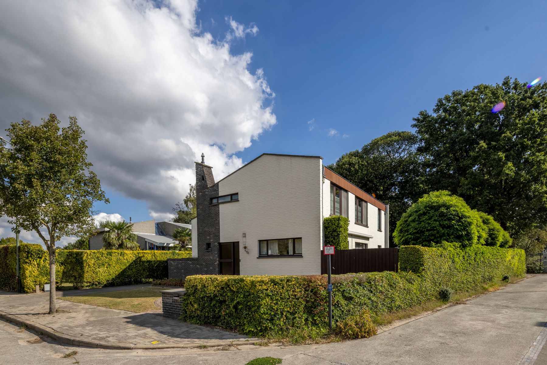 Hoofdfoto van de publicatie: Villa met 4 slaapkamers, grote tuin en garage te koop!