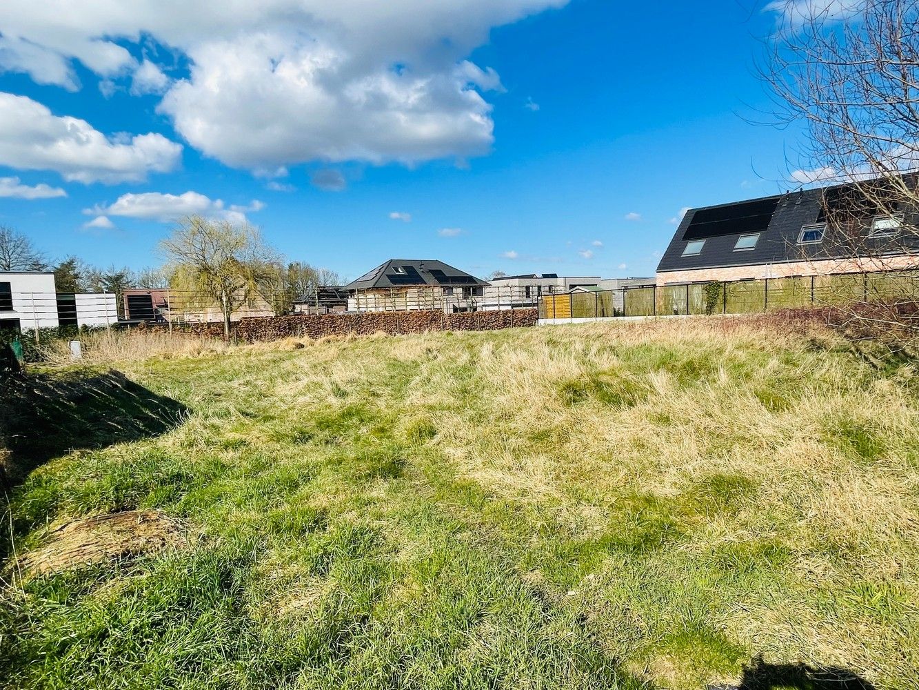 Waardamme Stuk BOUWGROND voor open bebouwing Goedgekeurde bouwvergunning beschikbaar voor het bouwen van   Vrijstaande ééngezinswoning 201,50m², een ruime gelijkvloerse woning   met garage 46,5m² foto {{pictureIndex}}