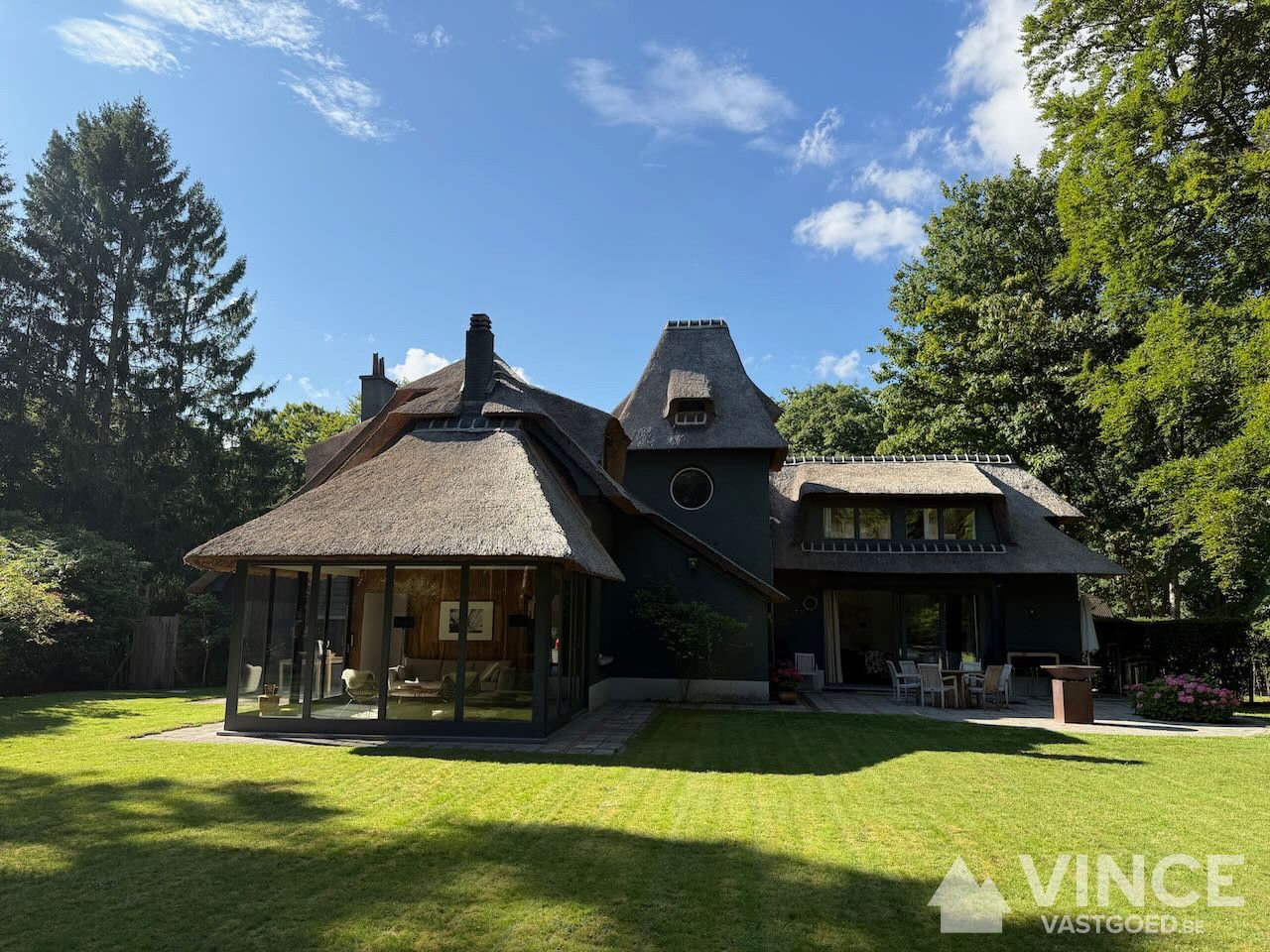 Prachtige villa met grote tuin foto 2