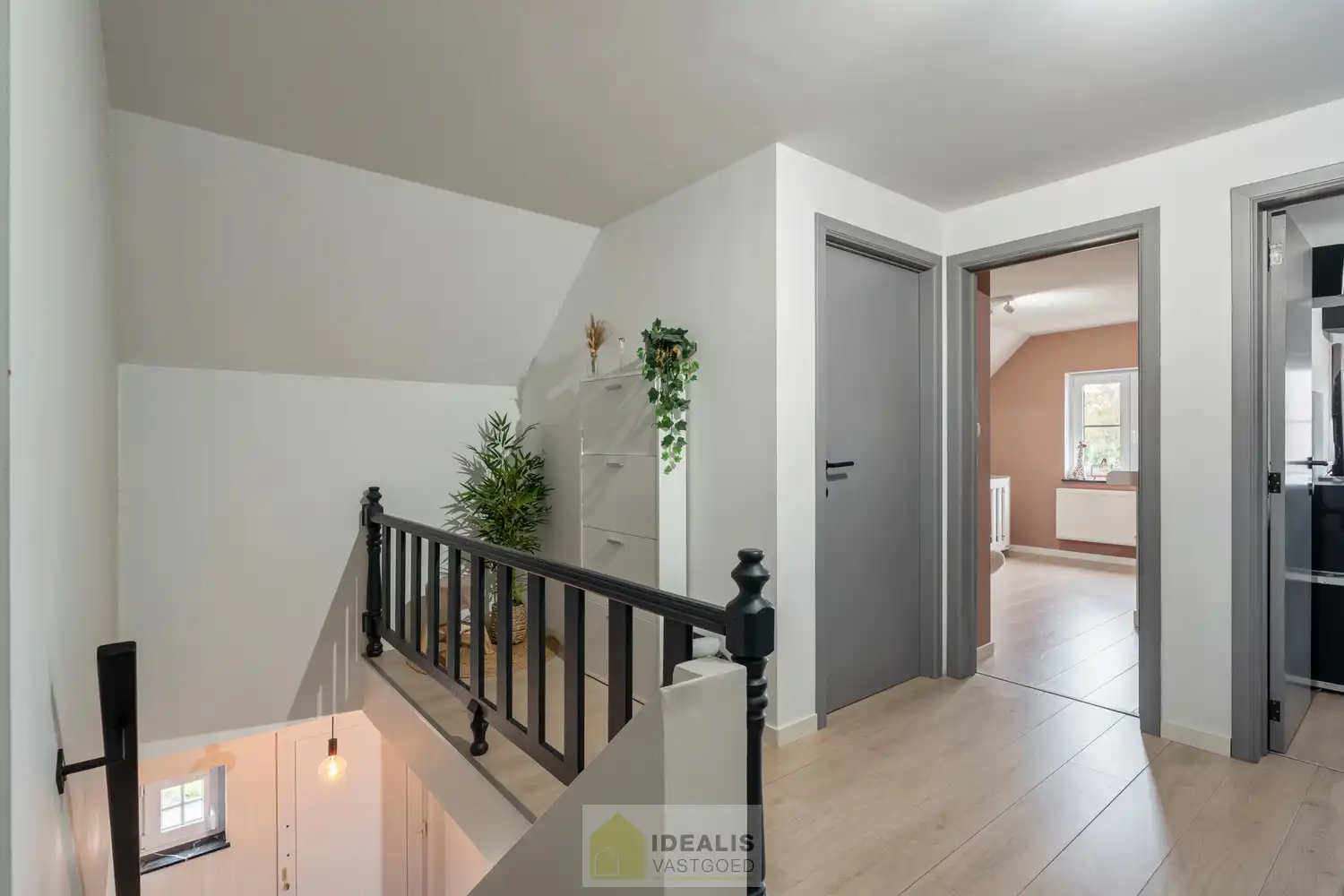 IDEALIS VASTGOED – ZEER RUIME EENGEZINSWONING MET EEN KNAPPE LEEFRUIMTE MET AANSLUITEND OPEN MODERNE KEUKEN, MOMENTEEL 3 SLAAPKAMERS MAAR MOGELIJKHEID TOT 4 SLAAPKAMERS, 2 BADKAMERS, ONDERKELDERD EN VOLLEDIG AANGELEGD MET EEN KNAPPE TUIN EN HEERLIJK OVERDEKT TERRAS OP EEN PERCEEL VAN 5A 63CA! Deze ruime gezinswoning omvat +- 215m² netto bewoonbare oppervlakte met een aangename woonkamer bestaande uit zit-en eetgedeelte, een open moderne keuken, 3 slaapkamers maar mogelijkheid tot 4 slaapkamers en 2 badkamers. Een unieke kans voor kandidaten op zoek naar een ééngezinswoning voorzien van alle faciliteiten en comfort op een fijne locatie in een residentiële wijk tussen de centra van Oudsbergen, Bocholt, Bree en Peer! De huidige eigenaars hebben de woning in 2023 grondig gerenoveerd en o.a. voorzien van vloerverwarming, een warmtepompboiler en 2 lucht-luchtsystemen om te koelen en warmen!! foto 15