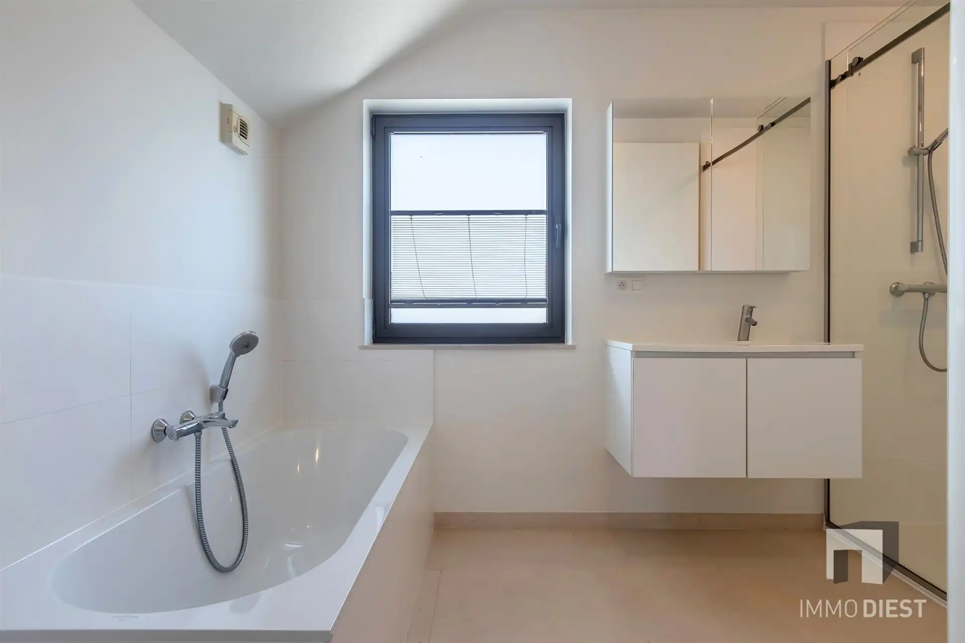 Luxe woning met 4 slaapkamers, 2 badkamers, garage en zonnige tuin foto 27