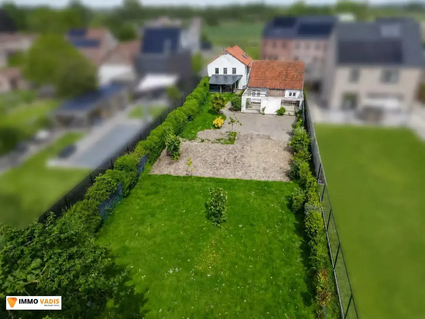 Knusse woning met bijgebouw foto 3