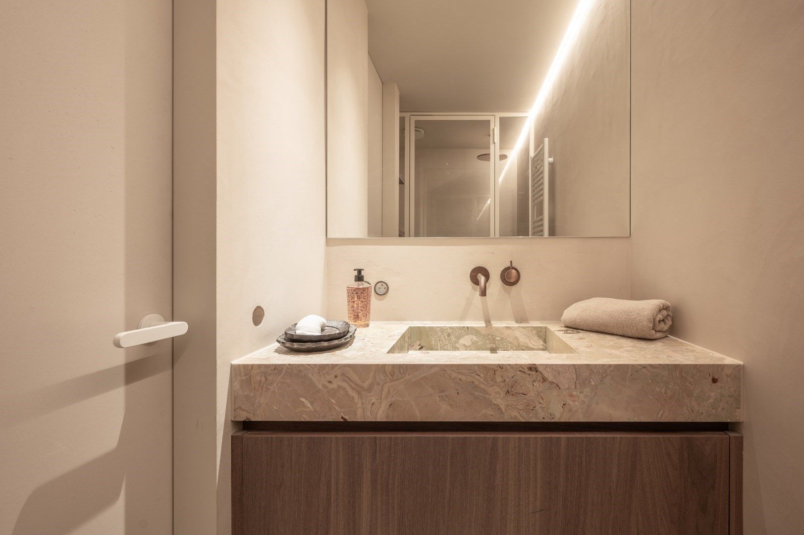 Luxueus gerenoveerd hoekappartement met terrassen en frontaal zeezicht foto 22