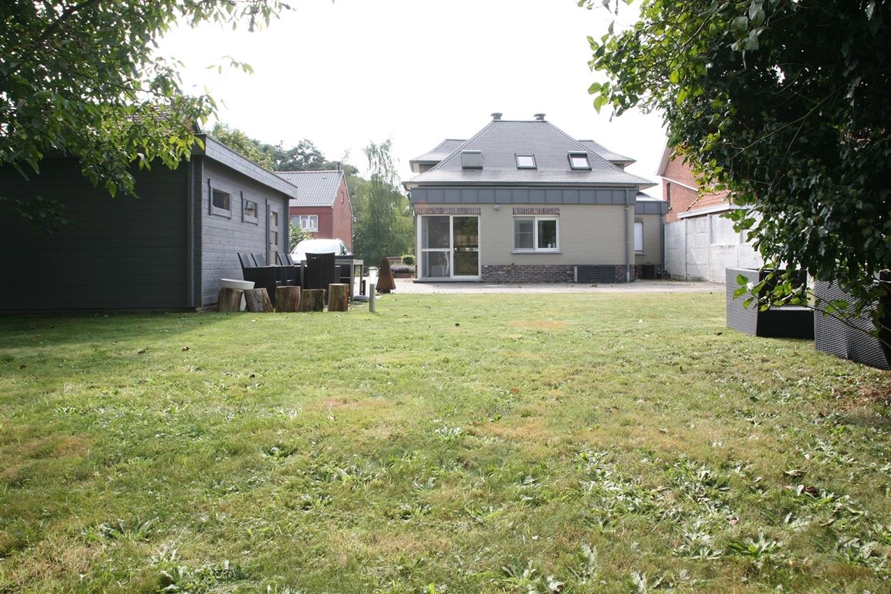 Charmante, gerenoveerde woning met 2 slpk. , tuin en garage foto 3