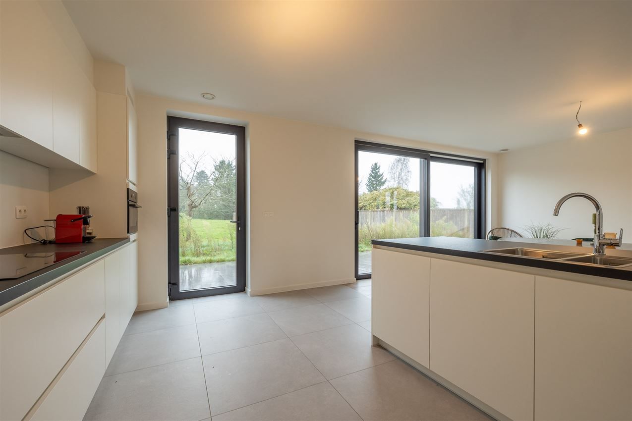 Instapklare nieuwbouwwoning op ruim perceel met 3 slk foto 16