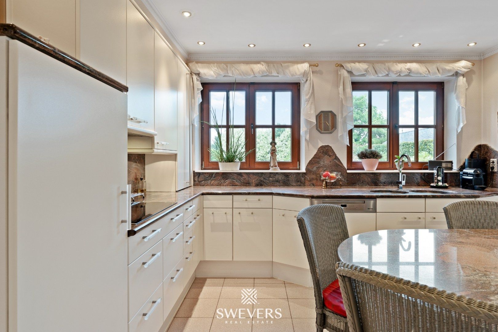 Ruime woning ( 345 m2 ) met 4 SLPK op prachtig perceel van 21a50ca foto 11