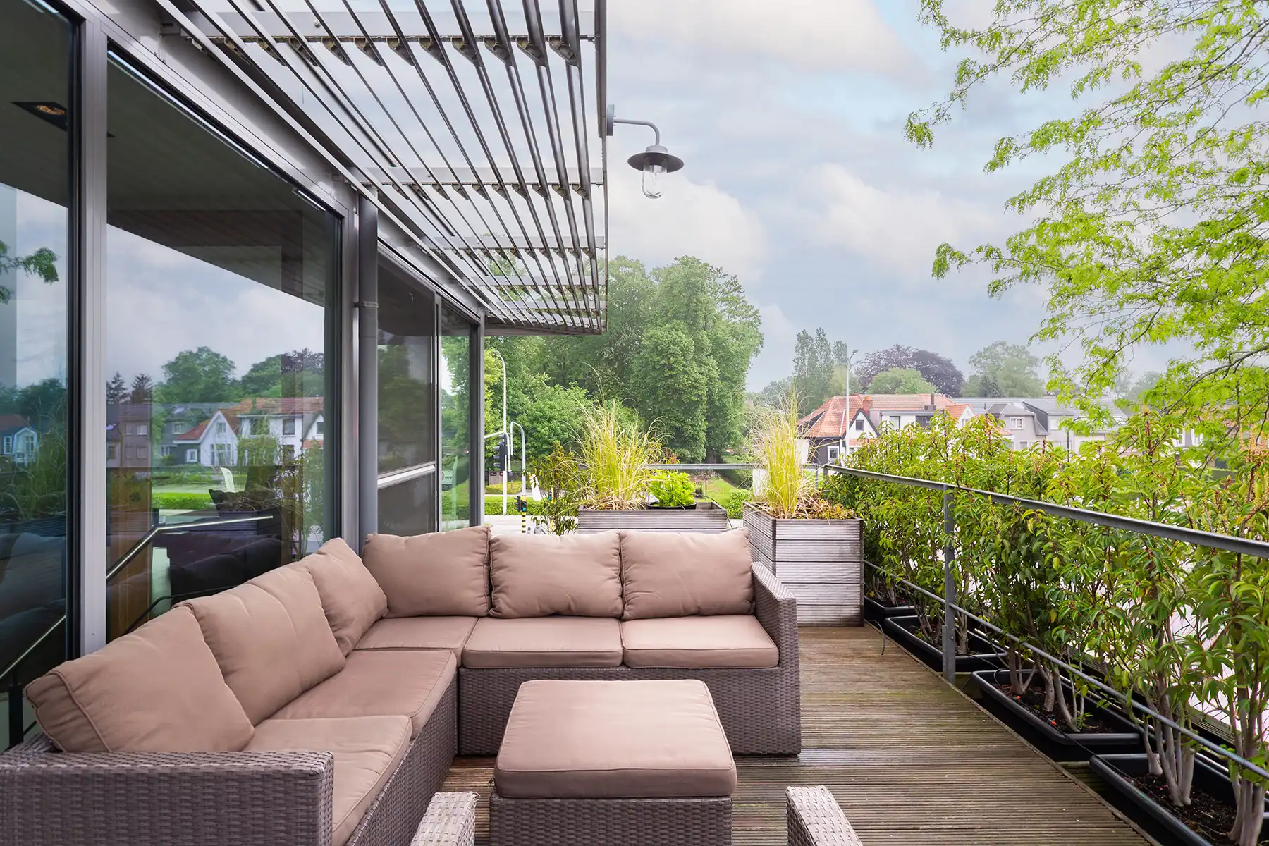 Modern gebouw met handel gelijkvloers en duplex-appartement. foto 20