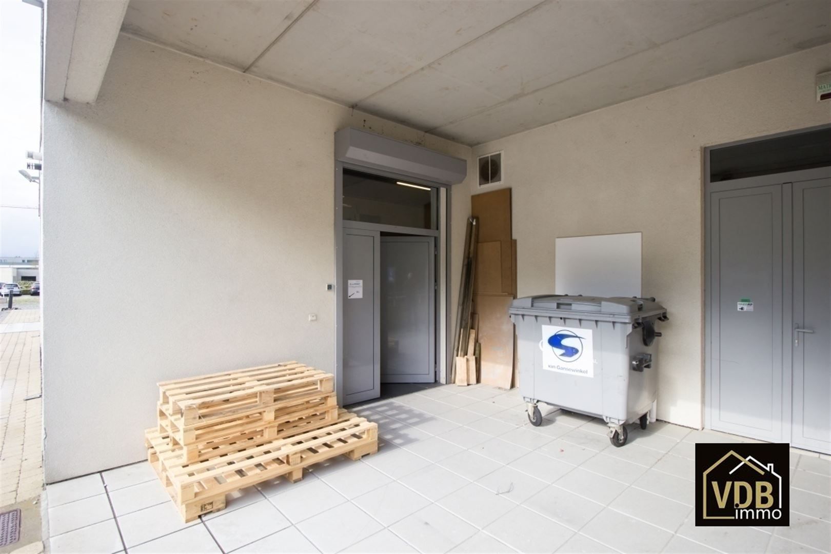 Commercieel gebouw op toplocatie geschikt voor vele doeleinden: kantoor, kleinhandel, groothandel... foto 32