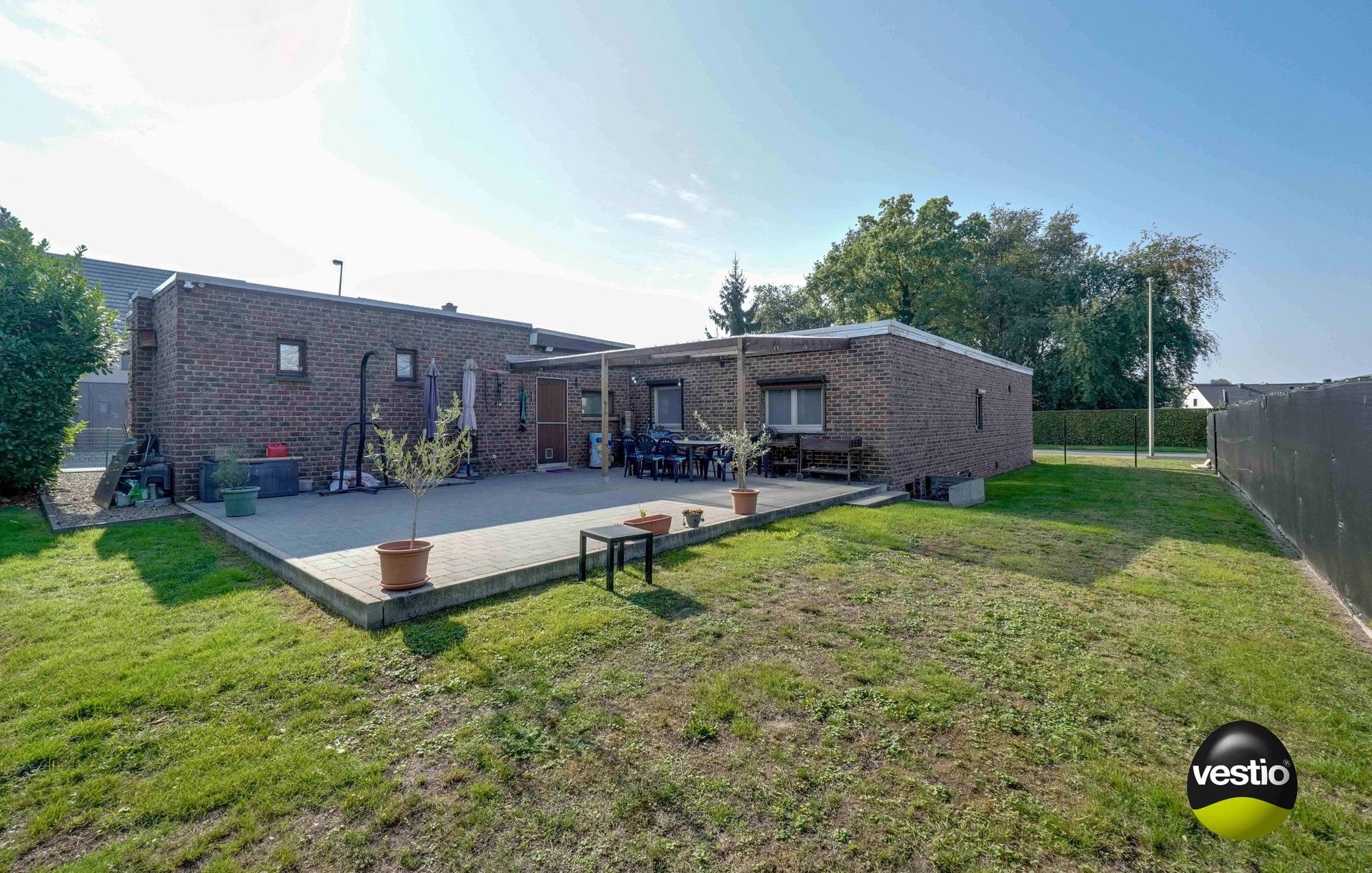 GELIJKVLOERSE BUNGALOW BOORDEVOL POTENTIEEL foto 3